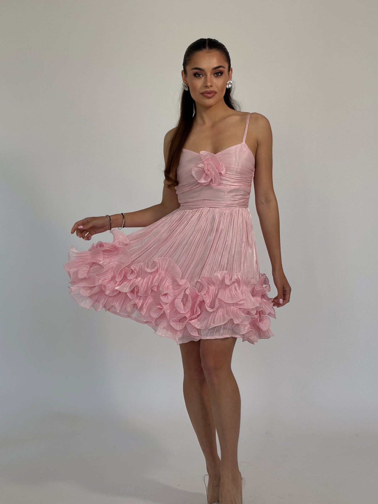 Къса сатенена рокля Clarina с цвете