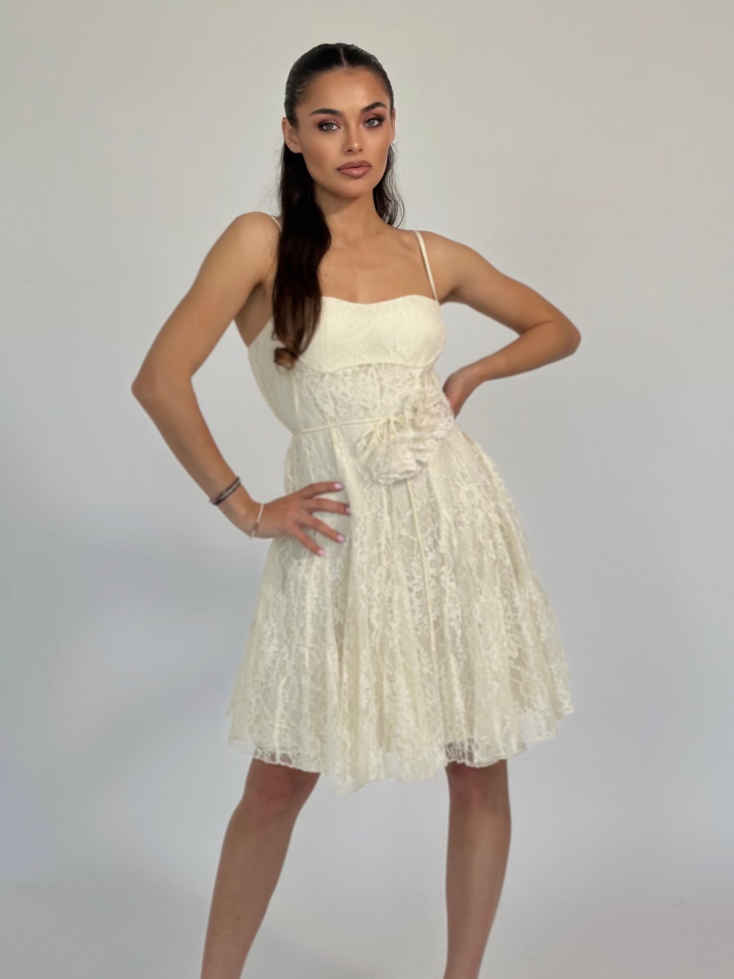 Къса дантелена рокля Clarina