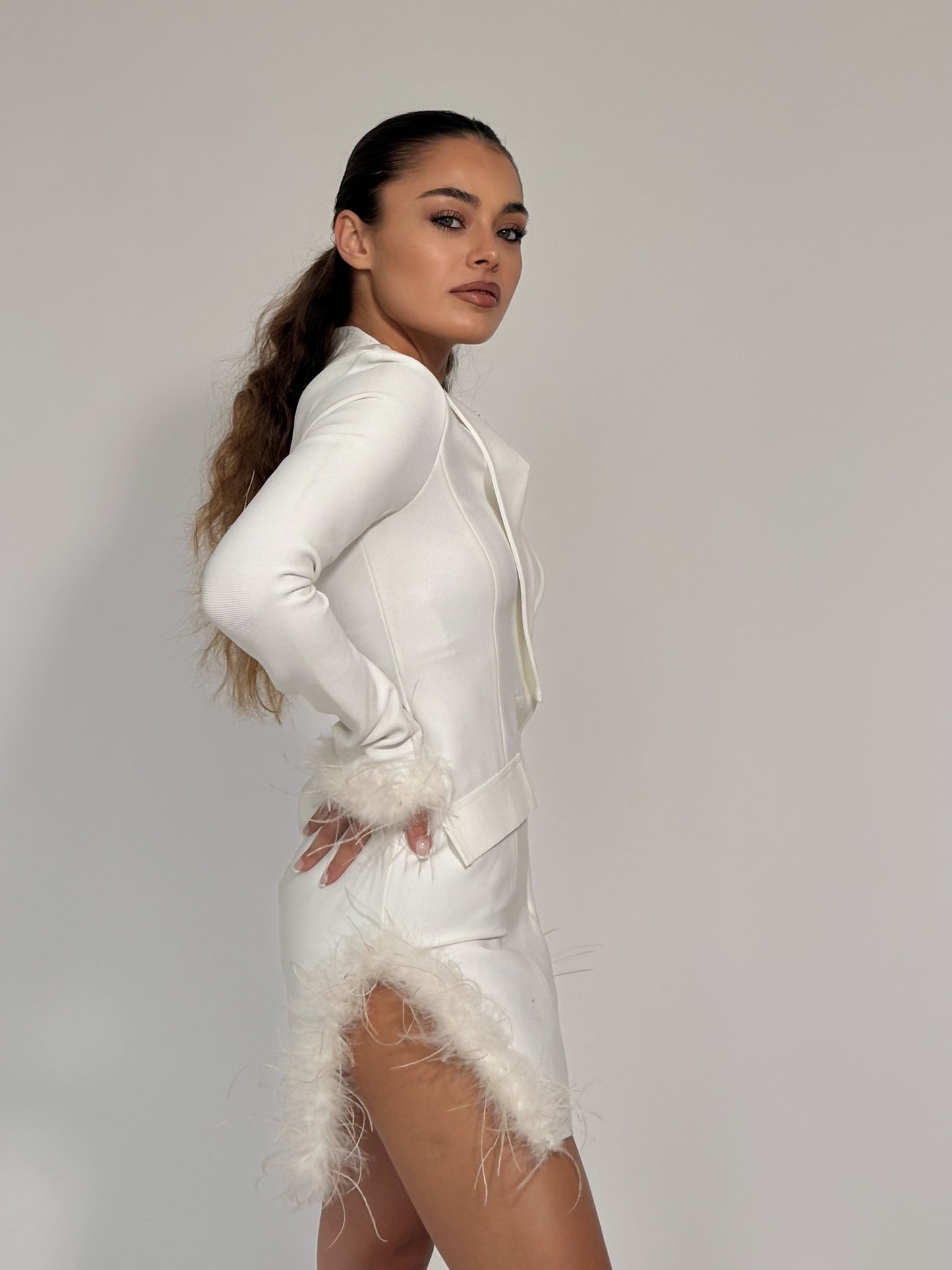 Бандажна рокля с естествени пера Scarlet