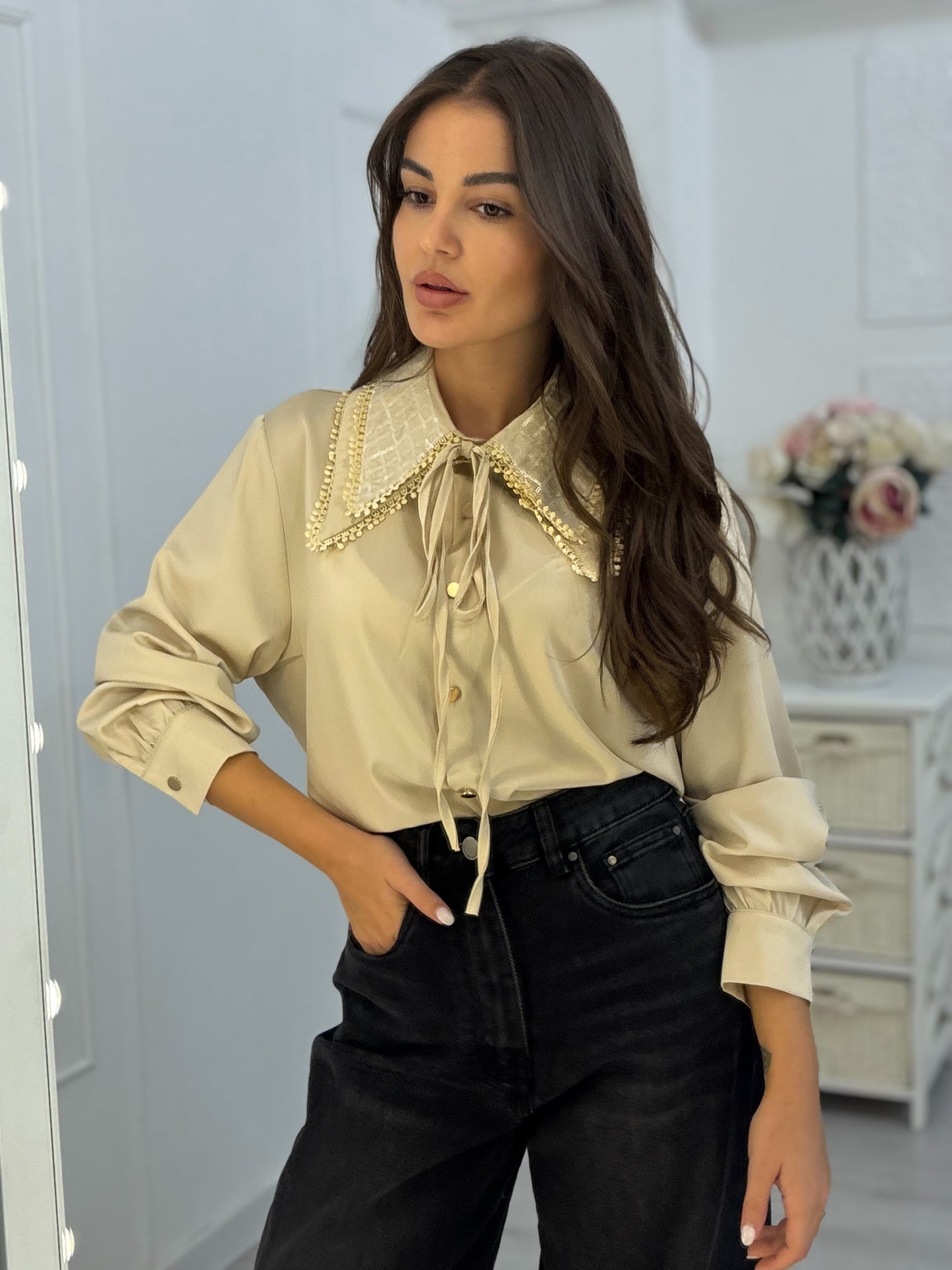 Сатенена риза Vela с яка от пайети