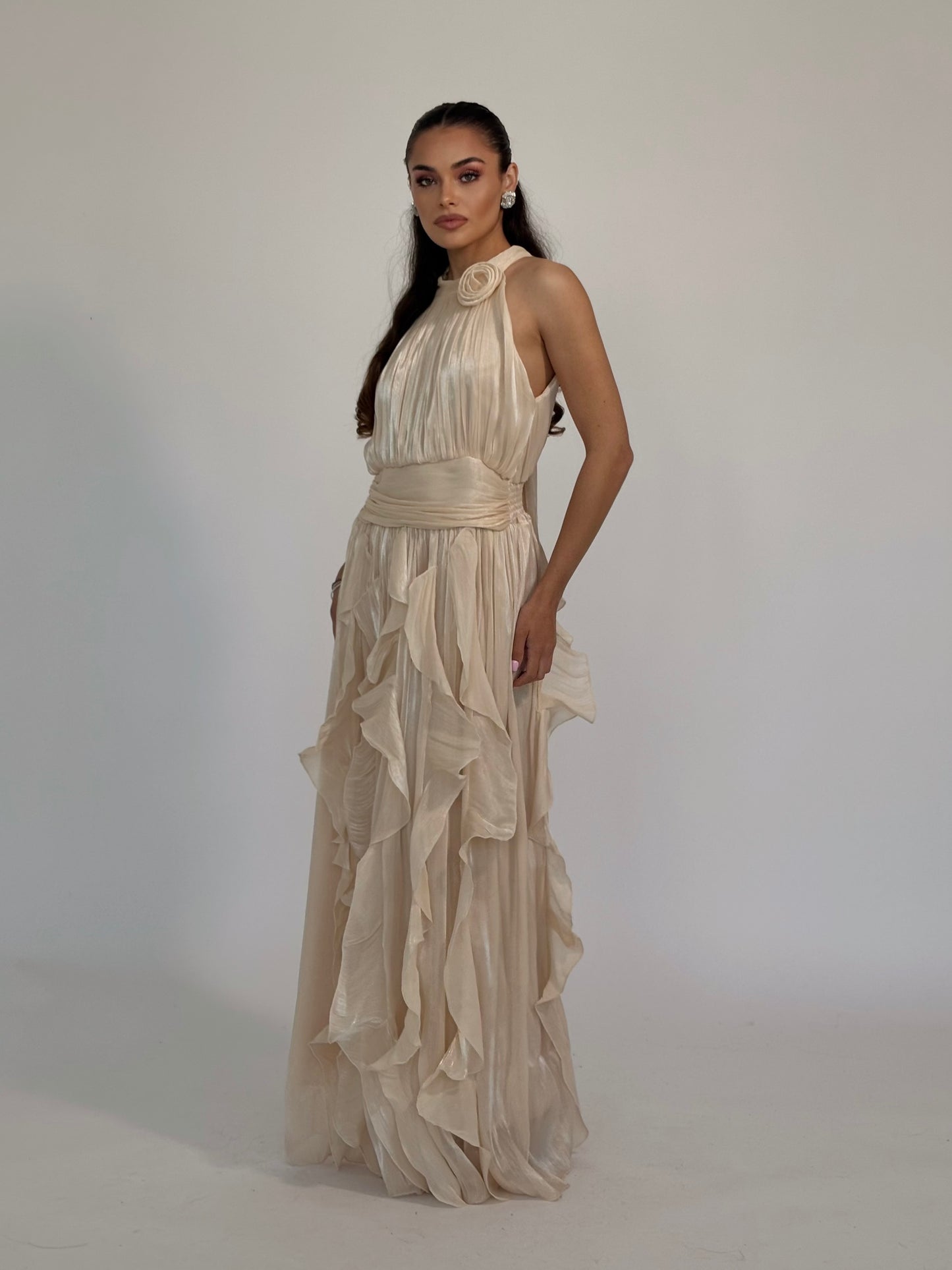 Дълга сатенена рокля Loliva с цвете