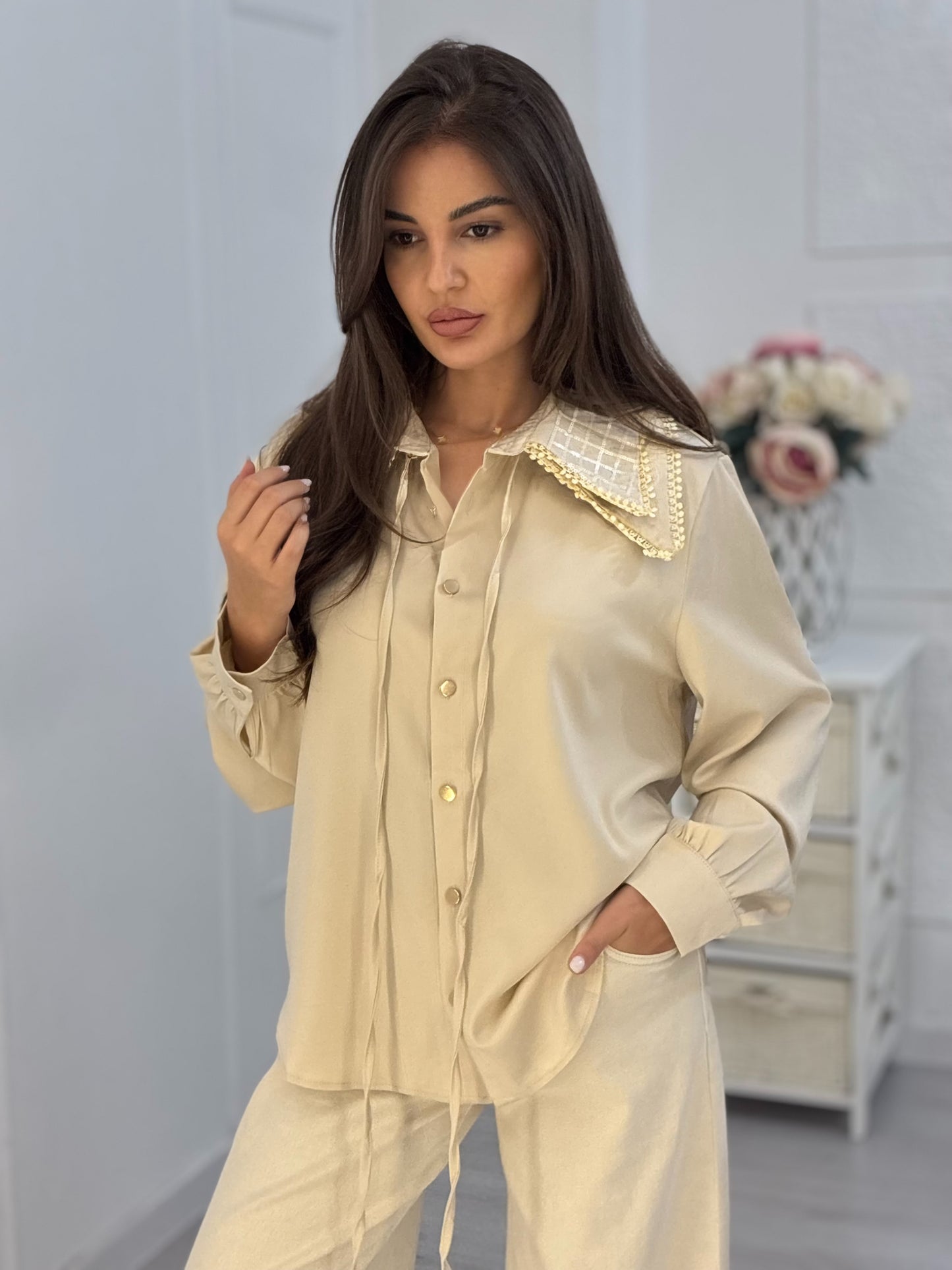 Сатенена риза Vela с яка от пайети