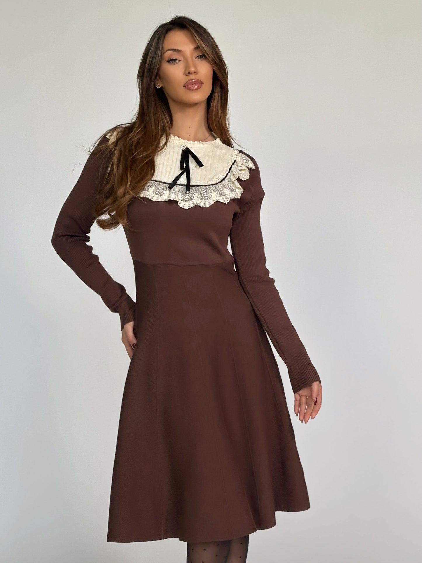 Рокля Hensel с дантела и панделка