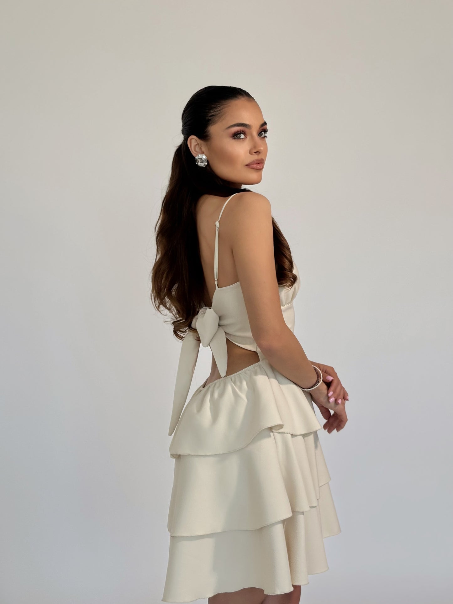 Рокля Morena с твърди чашки и панделка на гърба