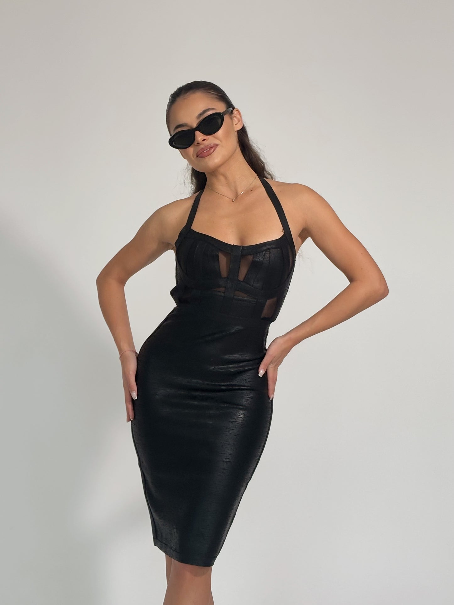 Бандажна рокля Carollina с лъскав ефект