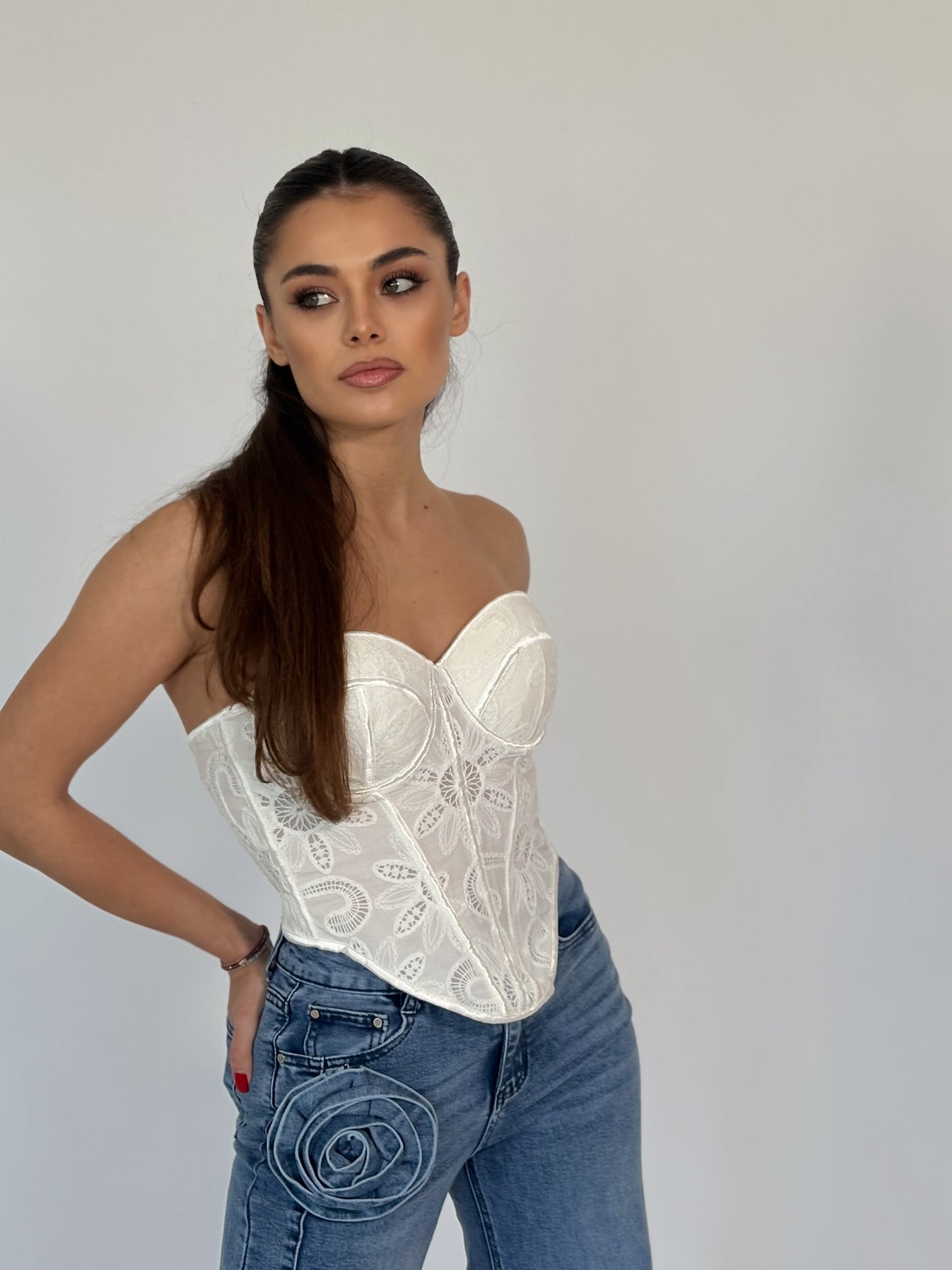 Дантелен корсет Vella с твърди чашки