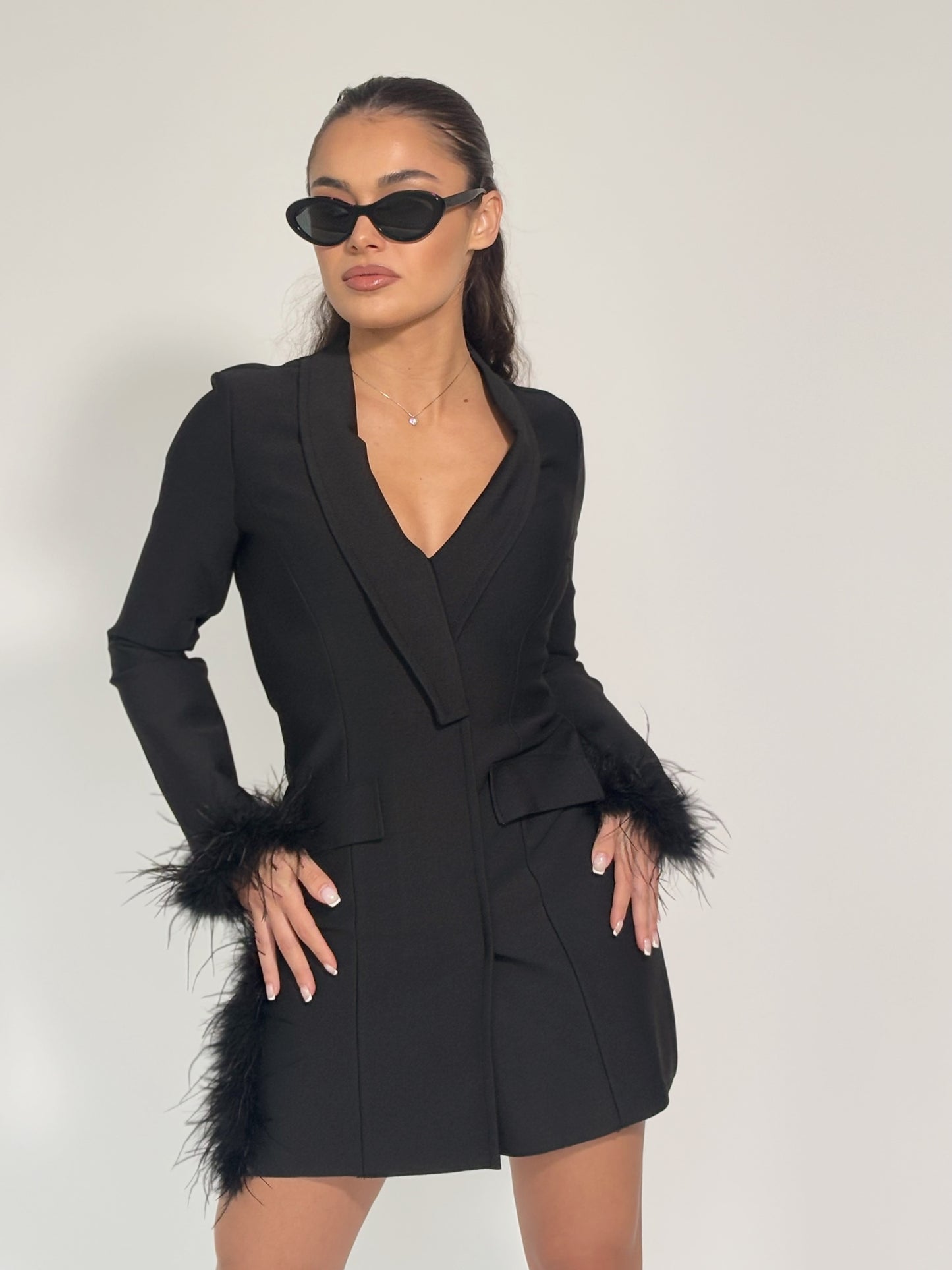 Бандажна рокля с естествени пера Scarlet