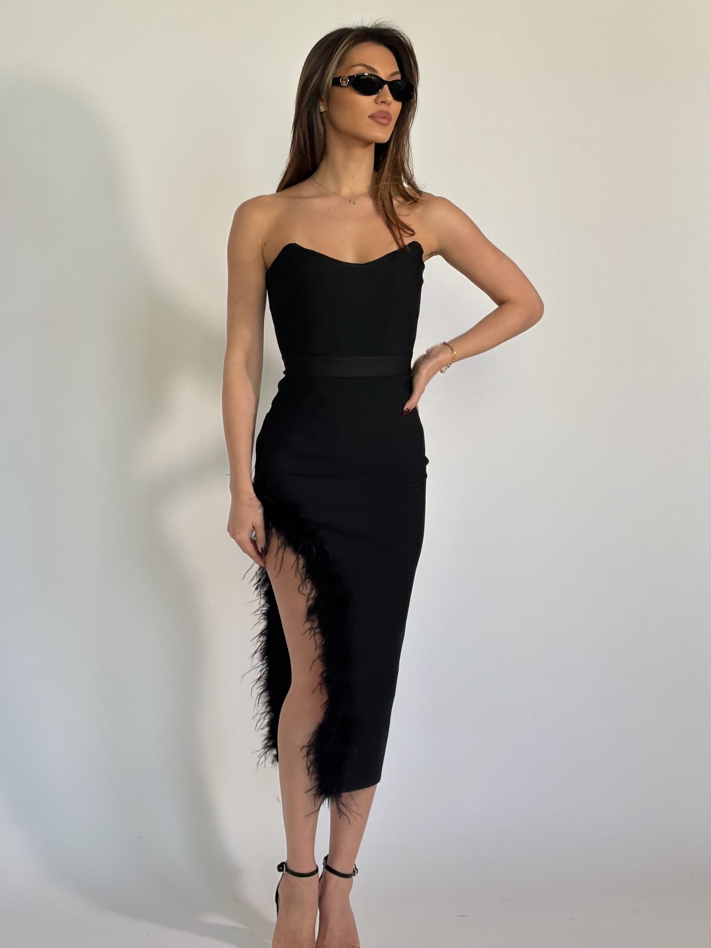 Бандажна рокля с пера и цепка  Viola