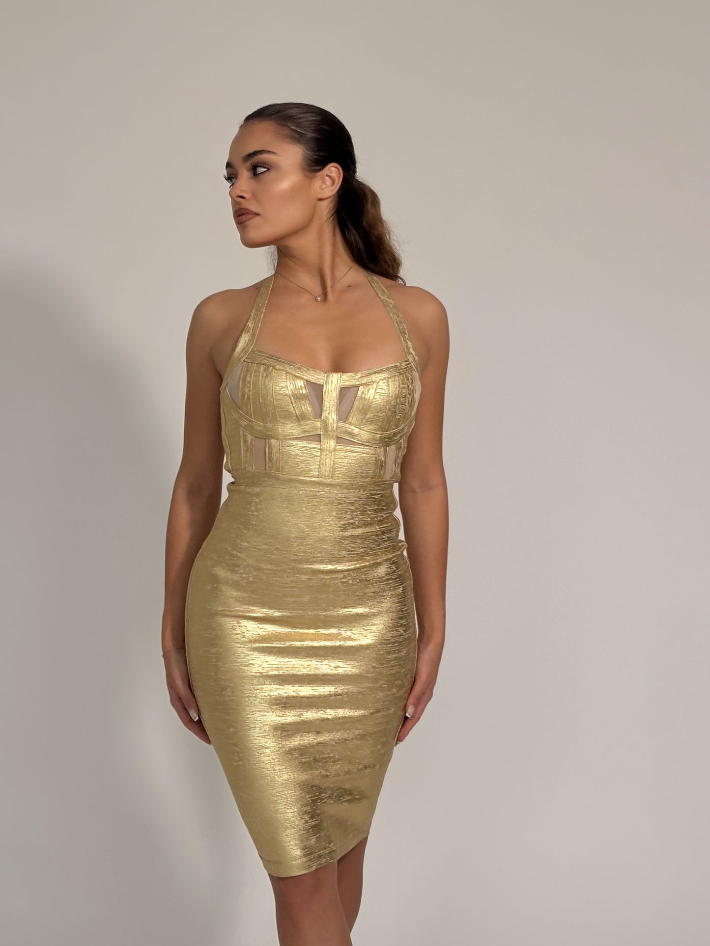 Бандажна рокля Carollina с лъскав ефект