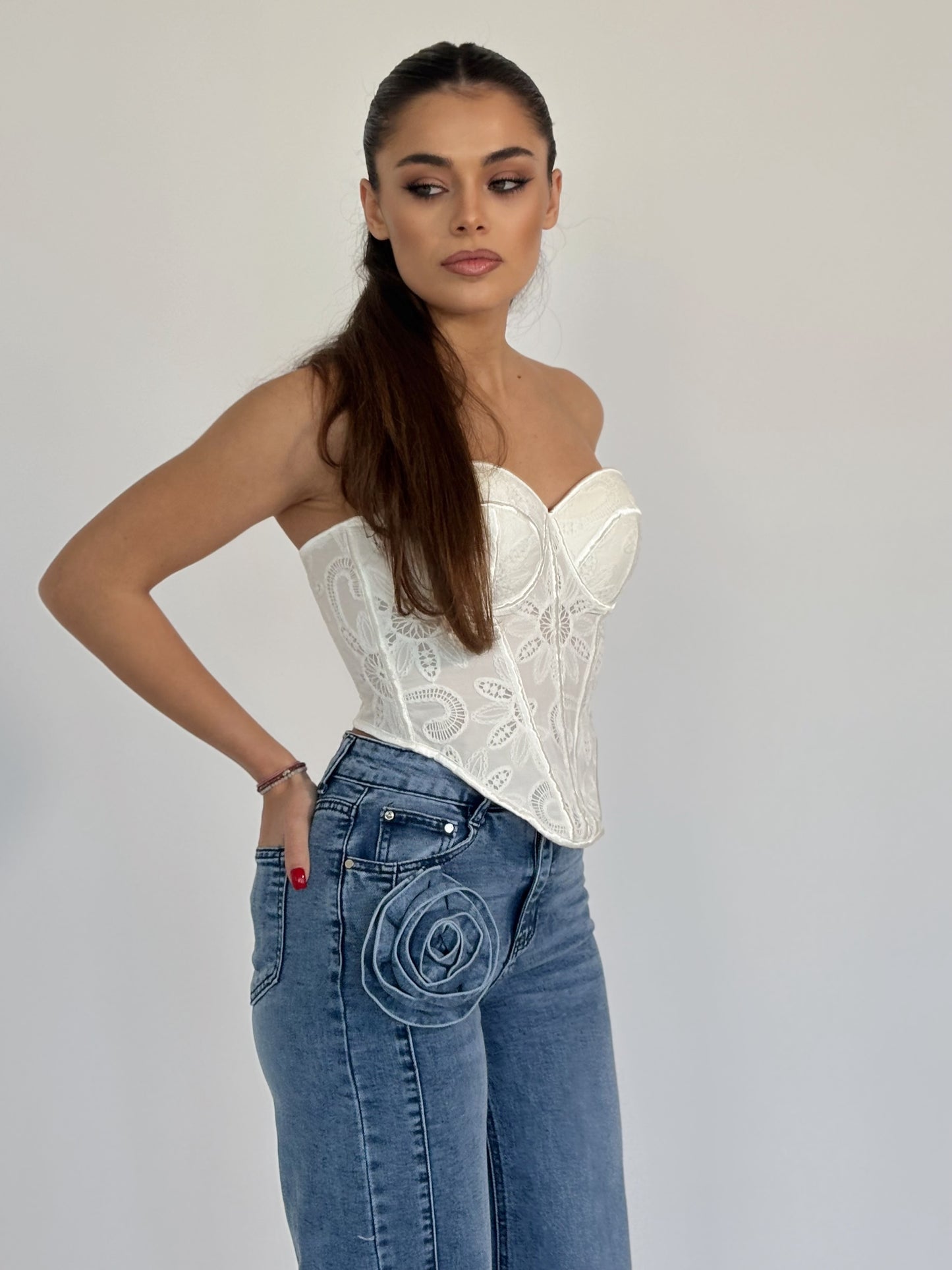 Дантелен корсет Vella с твърди чашки