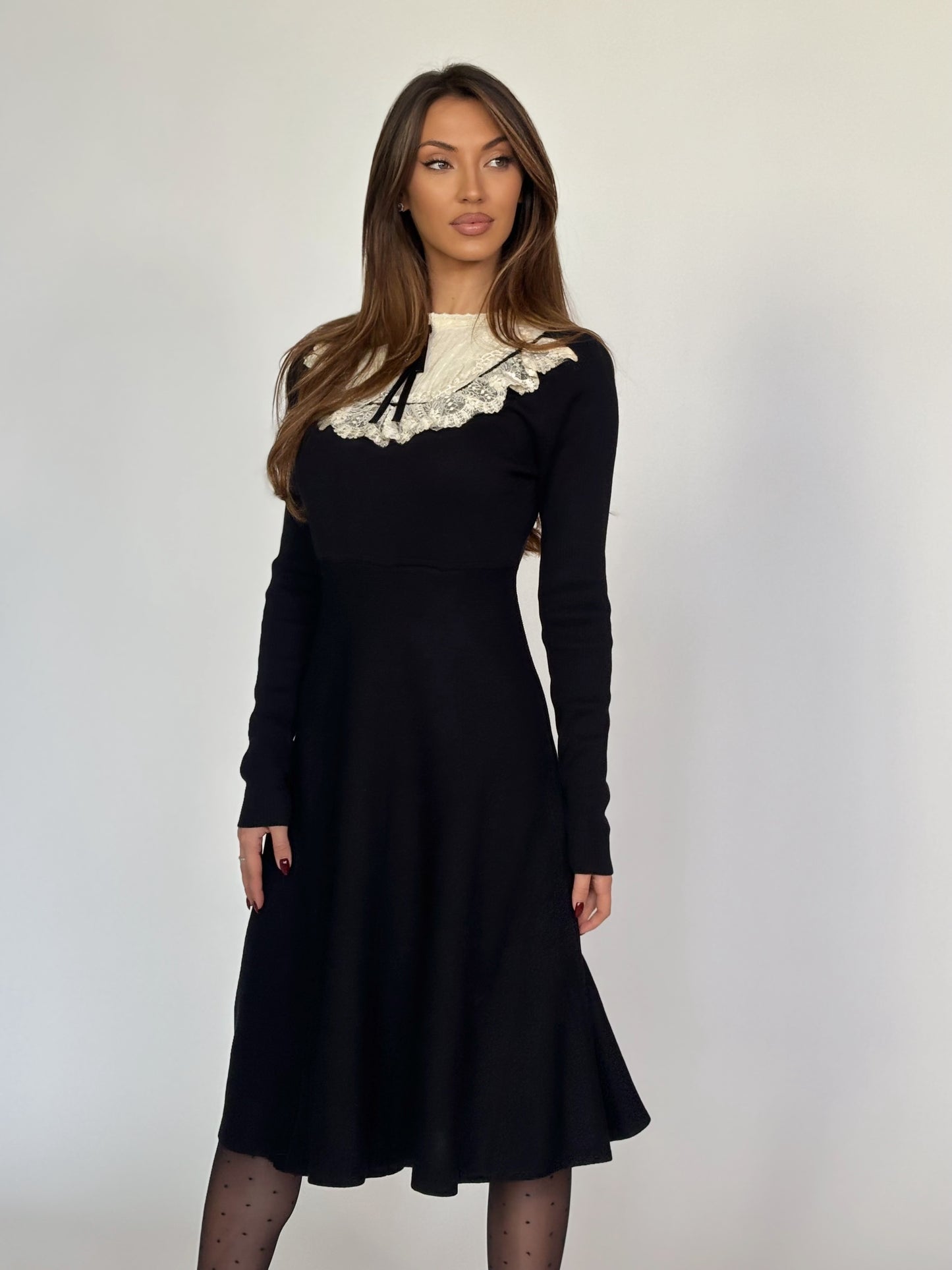 Рокля Hensel с дантела и панделка