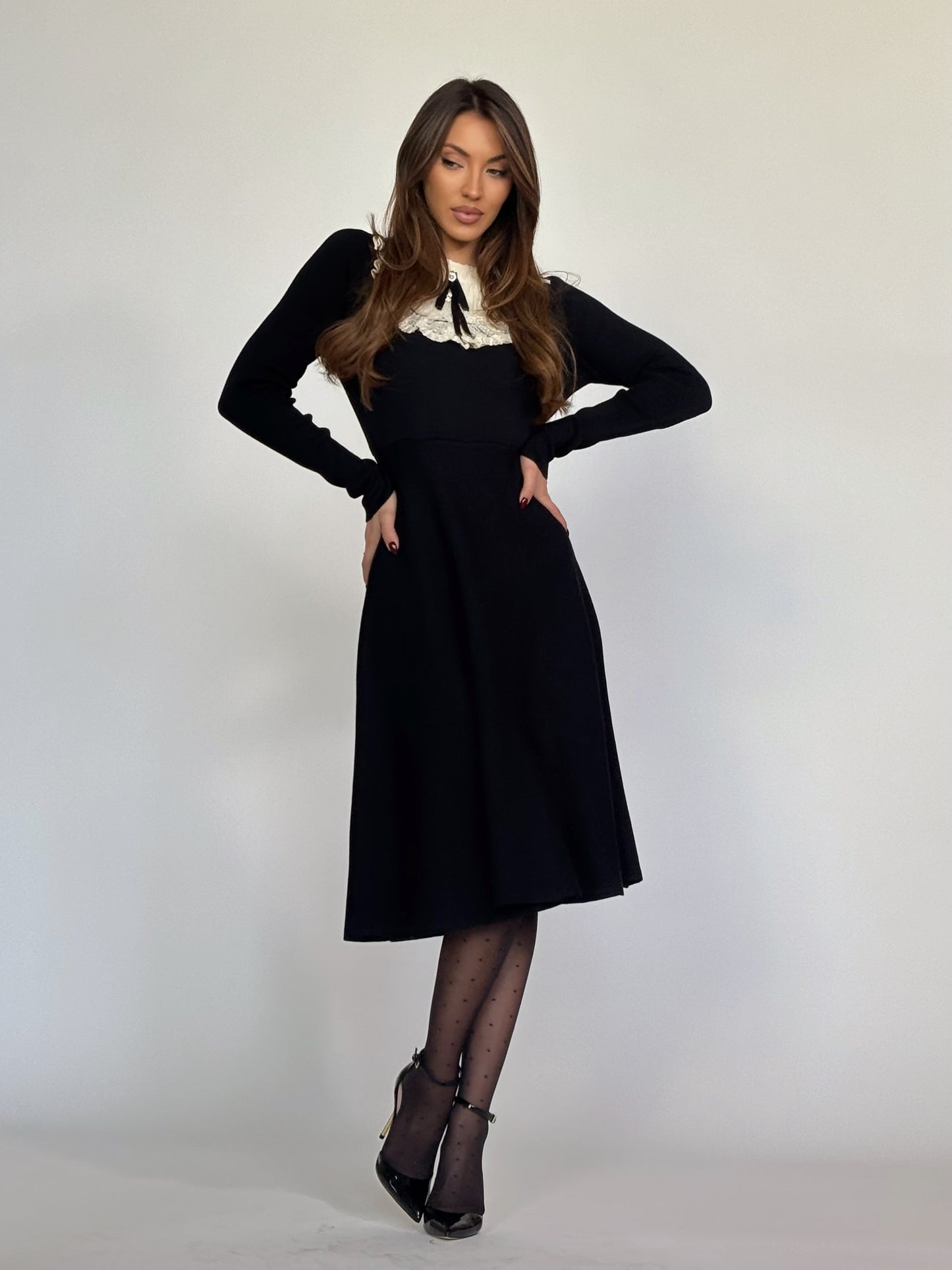 Рокля Hensel с дантела и панделка