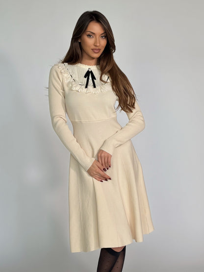 Рокля Hensel с дантела и панделка