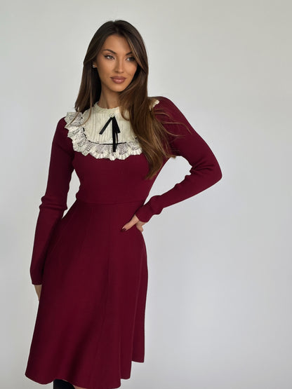 Рокля Hensel с дантела и панделка