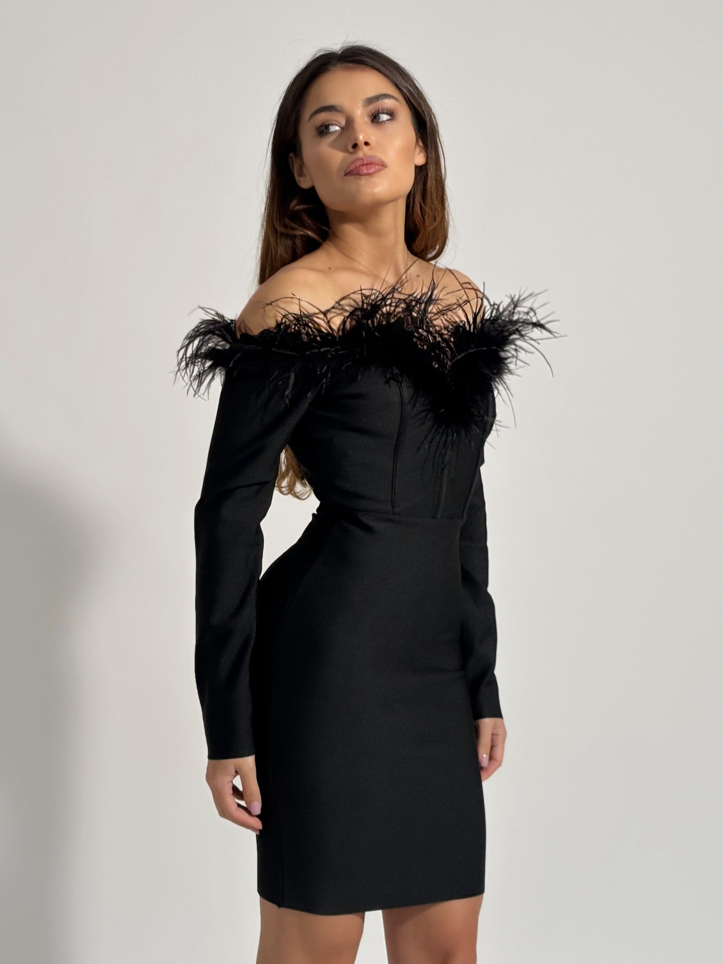 Бандажна рокля с естествени пера Florina