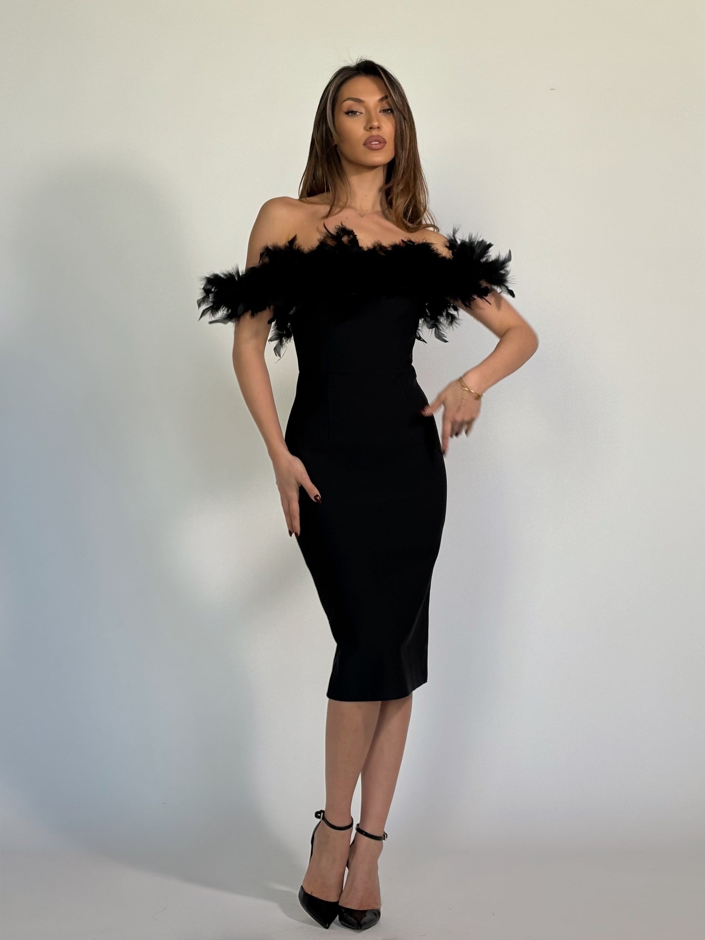 Бандажна рокля с пера Clara