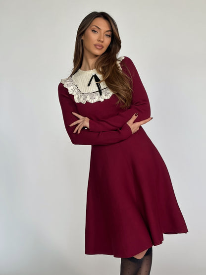 Рокля Hensel с дантела и панделка