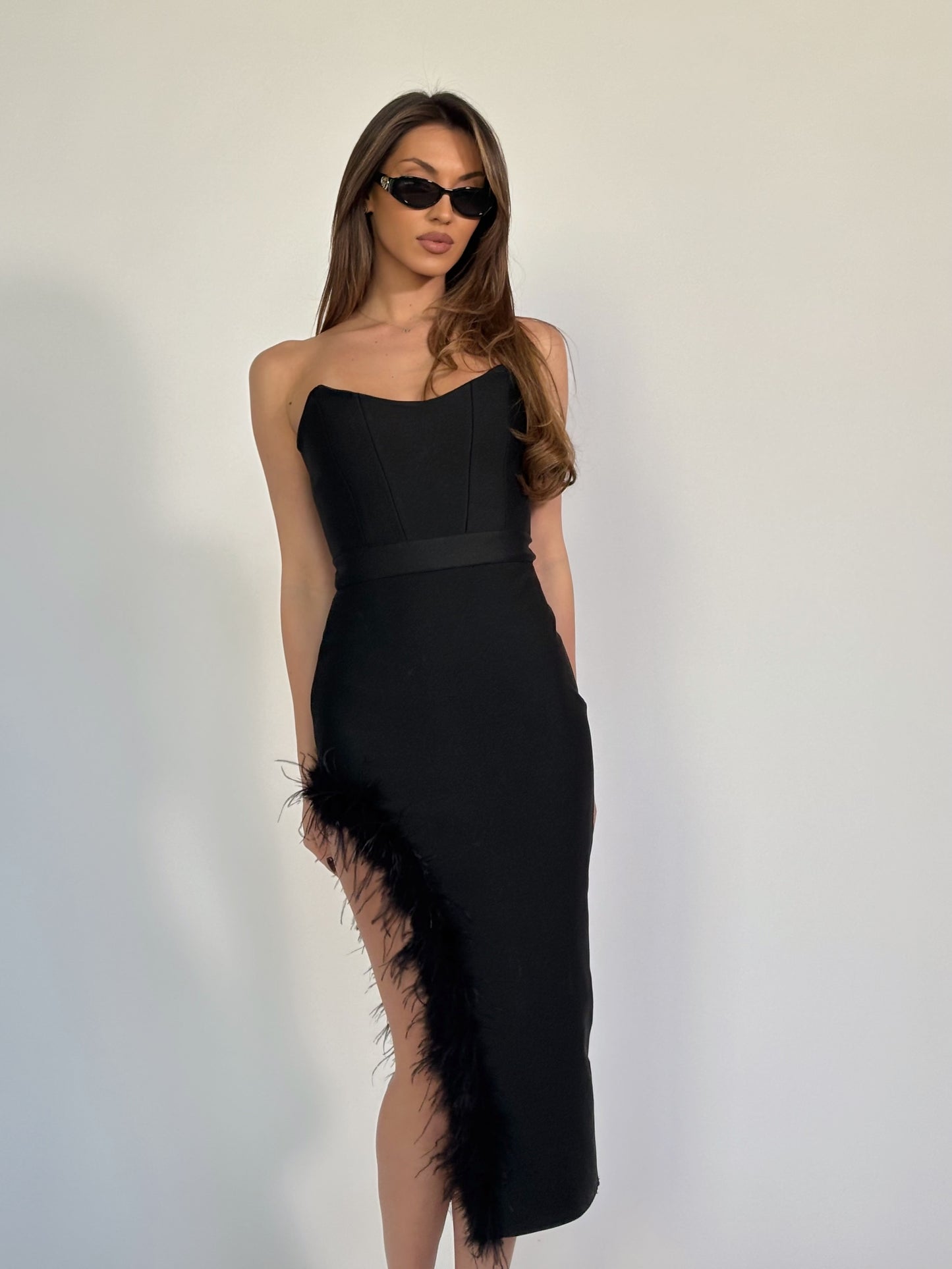 Бандажна рокля с пера и цепка  Viola