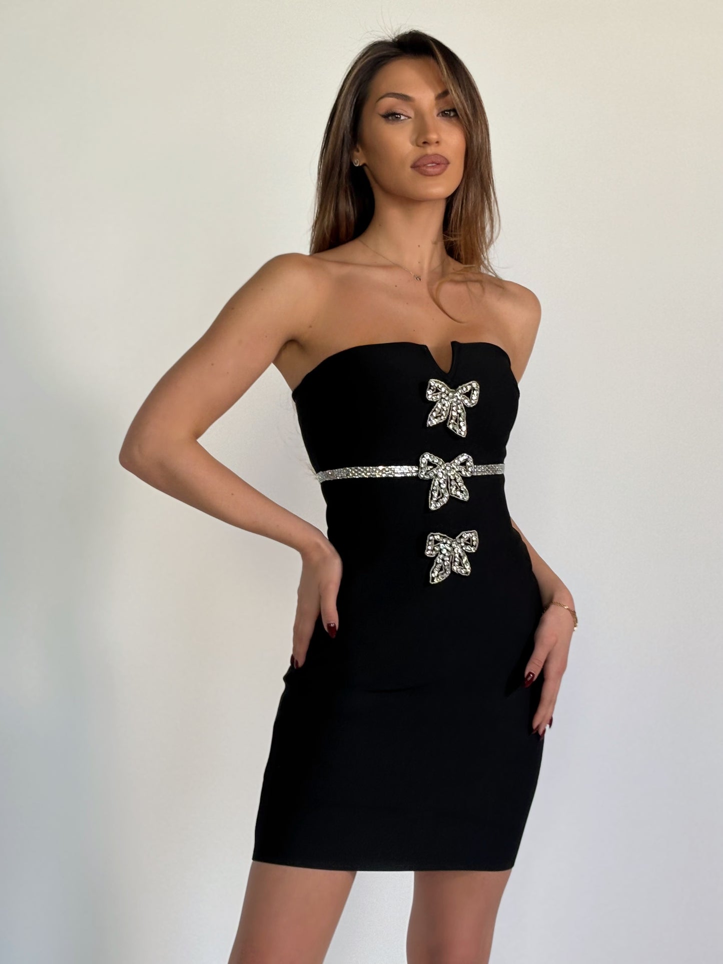 Бандажна рокля Tifany с подвижни брошки