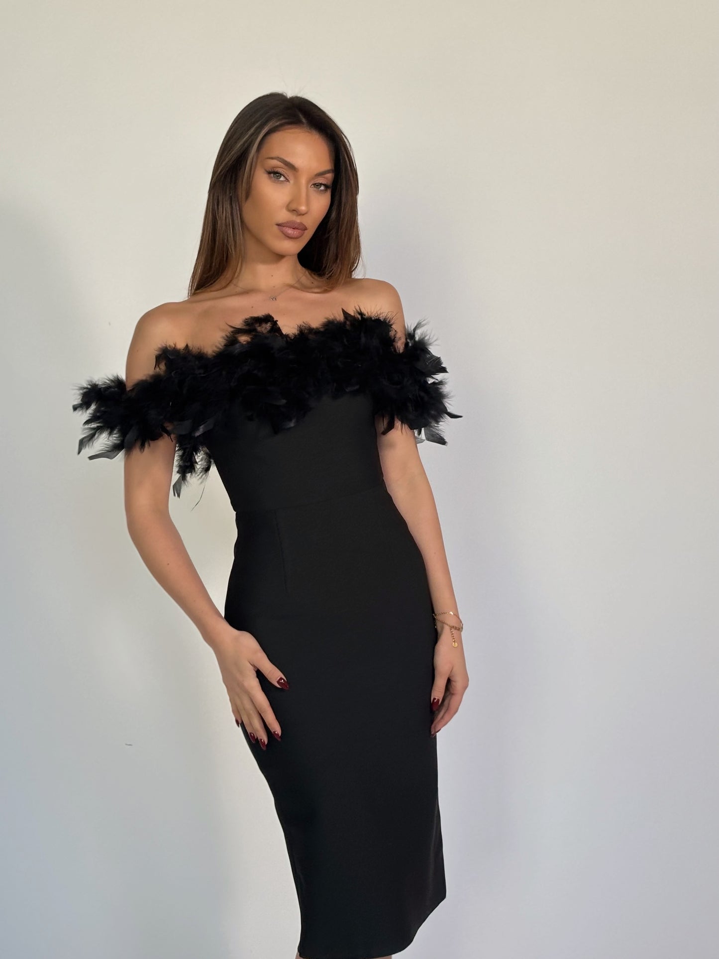 Бандажна рокля с пера Clara