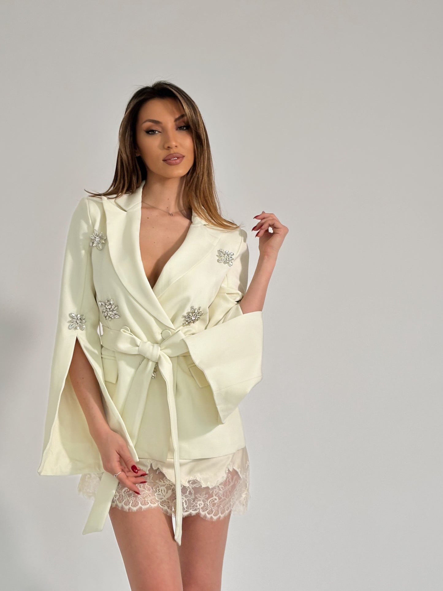 Сако с камъни и колан Domina