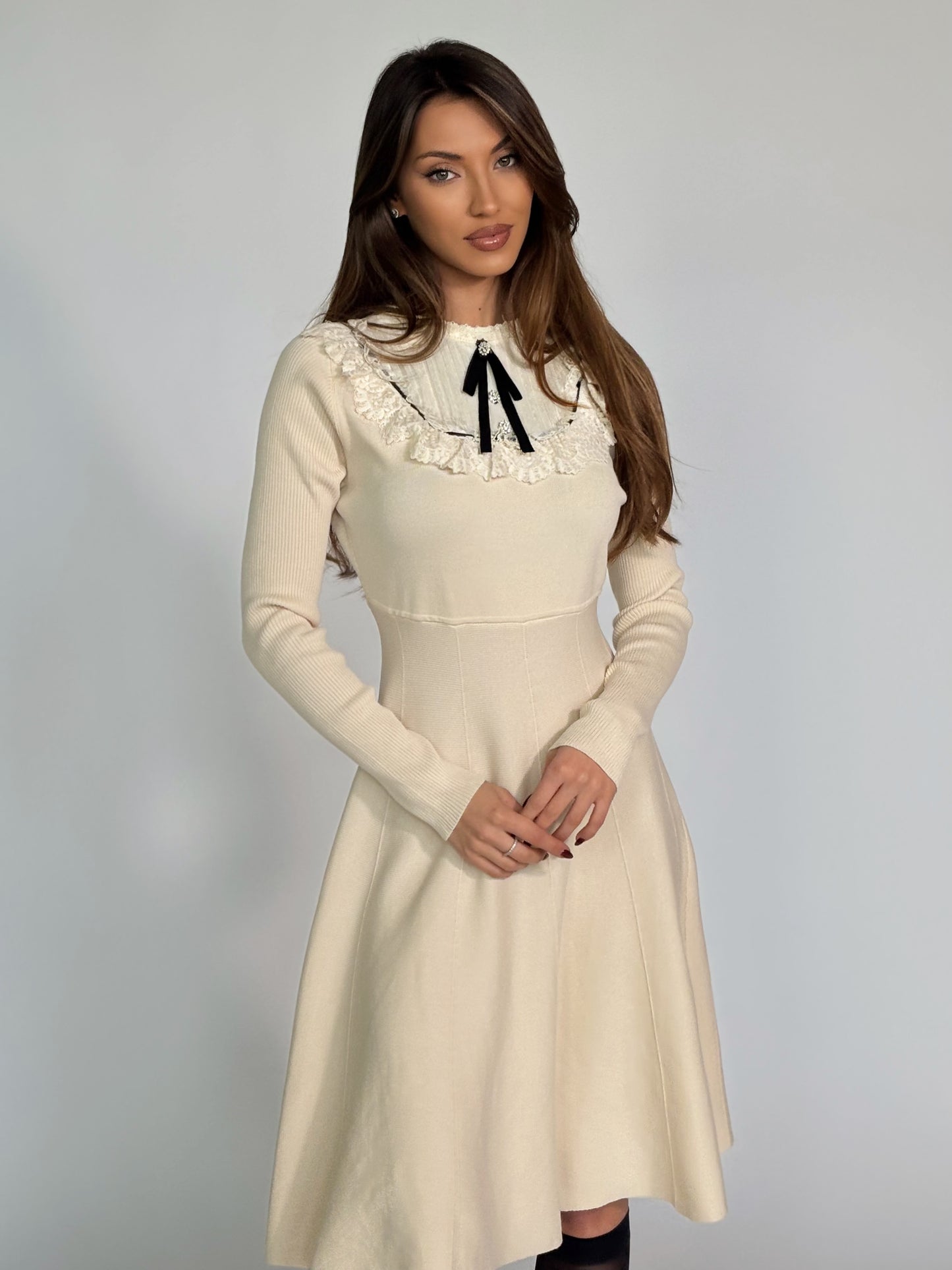 Рокля Hensel с дантела и панделка