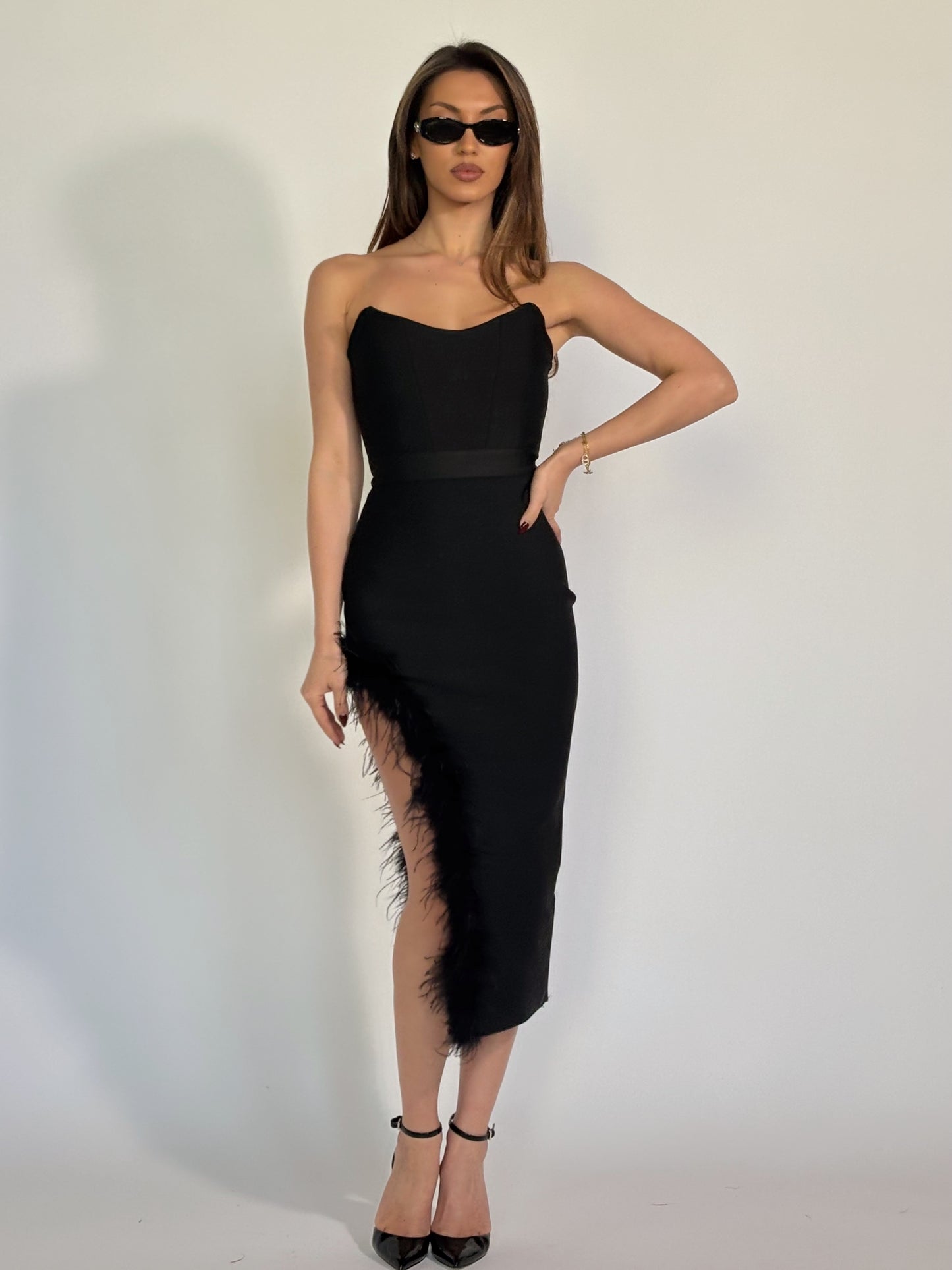 Бандажна рокля с пера и цепка  Viola