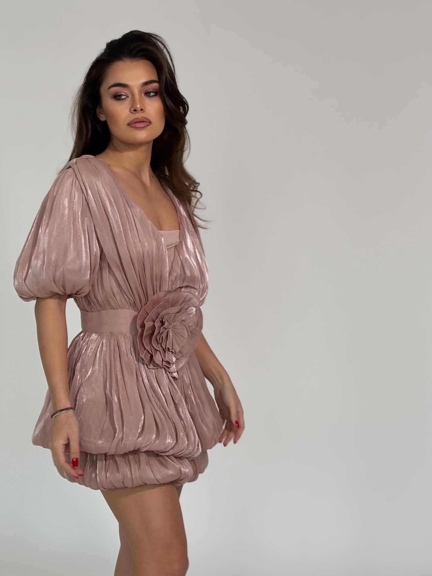 Сатенена рокля Bloom с голямо цвете