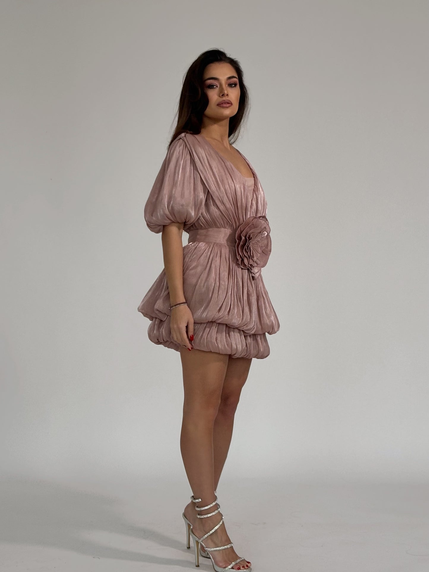 Сатенена рокля Bloom с голямо цвете