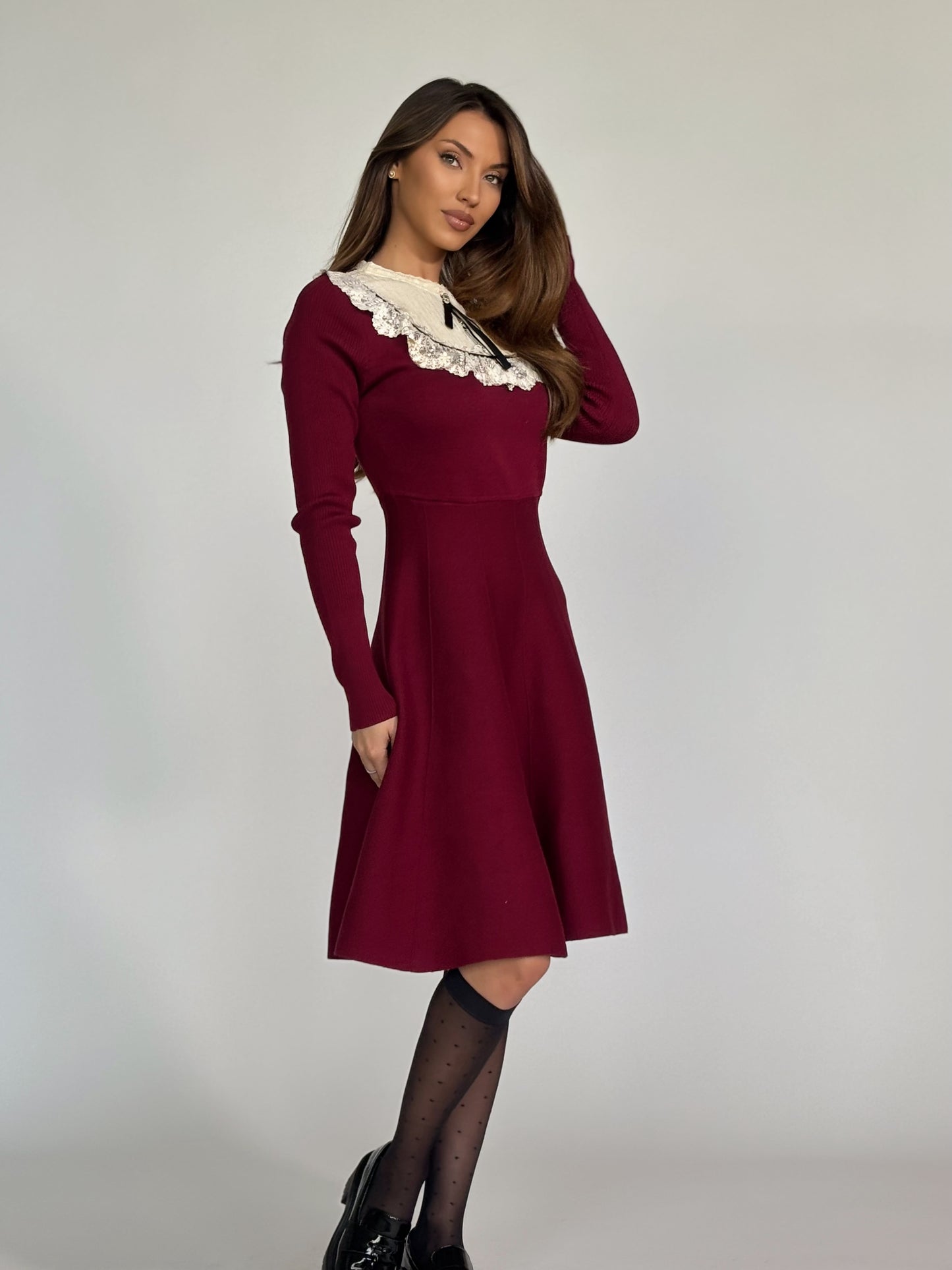 Рокля Hensel с дантела и панделка