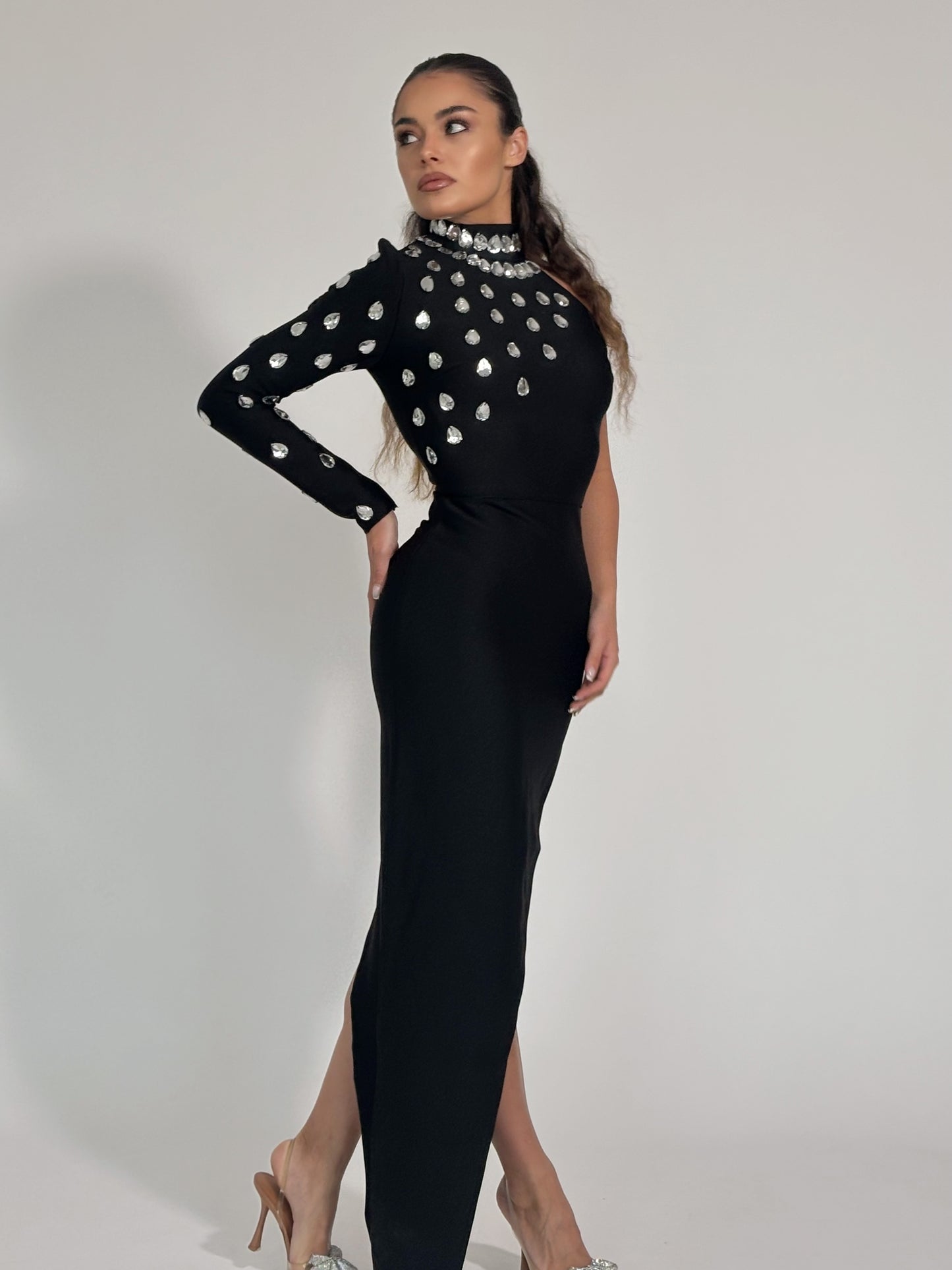 Бандажна рокля Violla с един ръкав и камъни