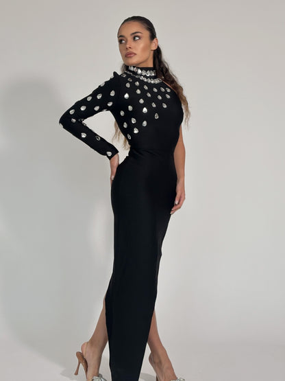 Бандажна рокля Violla с един ръкав и камъни