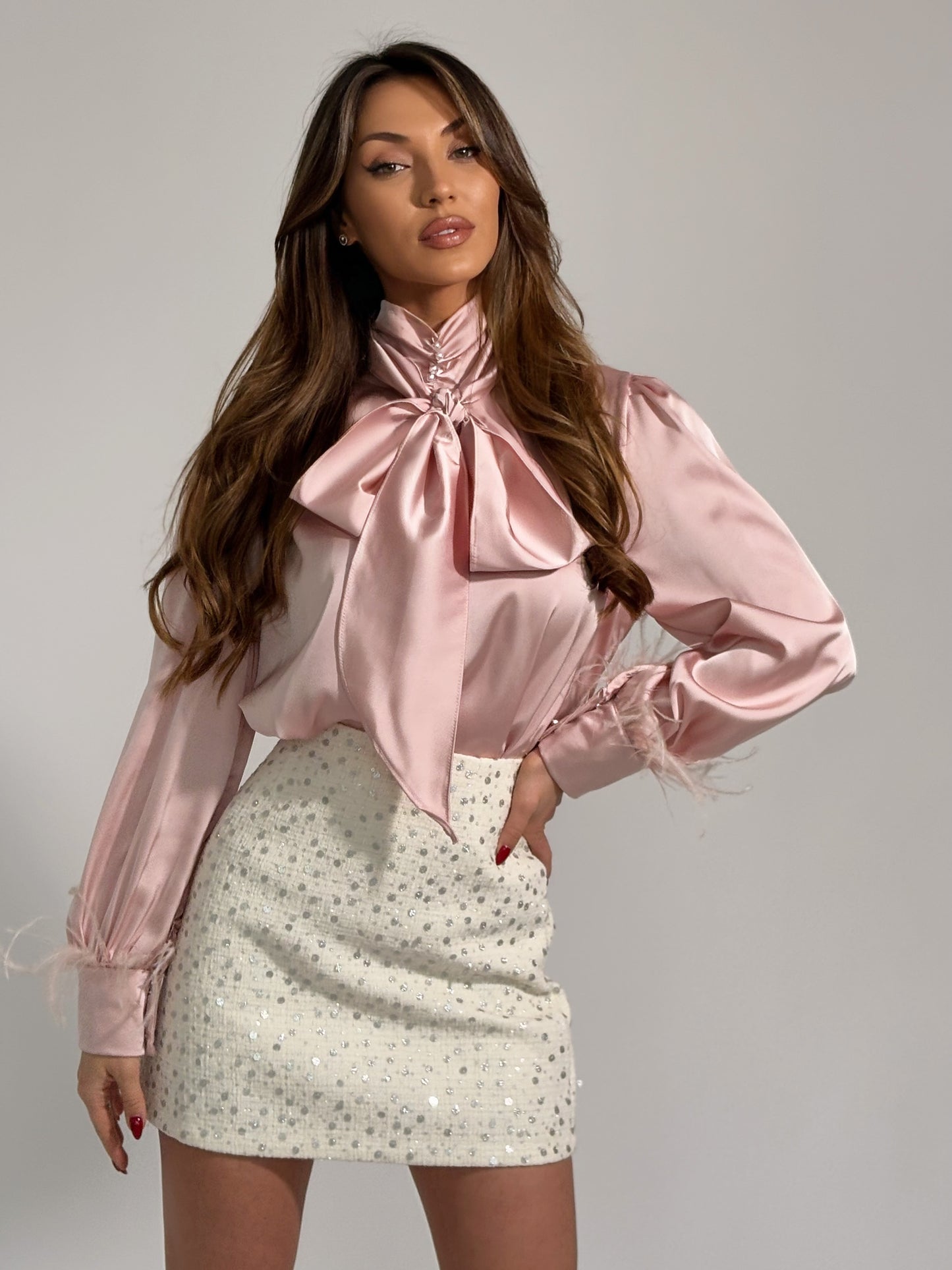 Сатенена блуза Megan с пера и шал