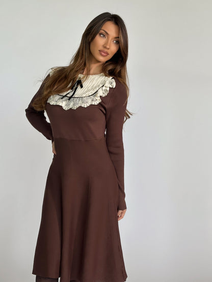 Рокля Hensel с дантела и панделка