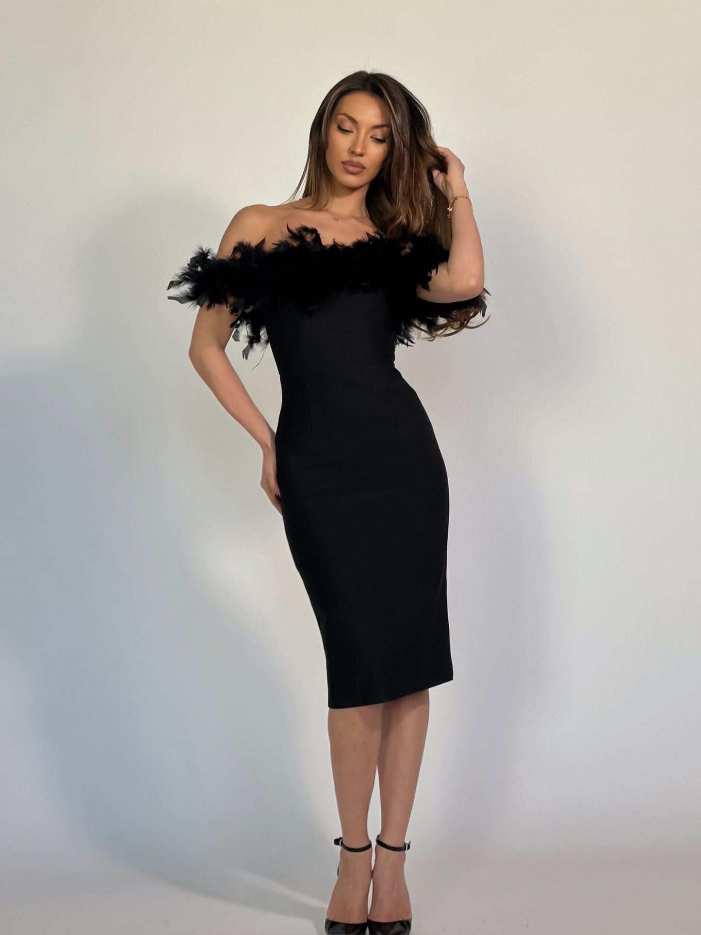 Бандажна рокля с пера Clara