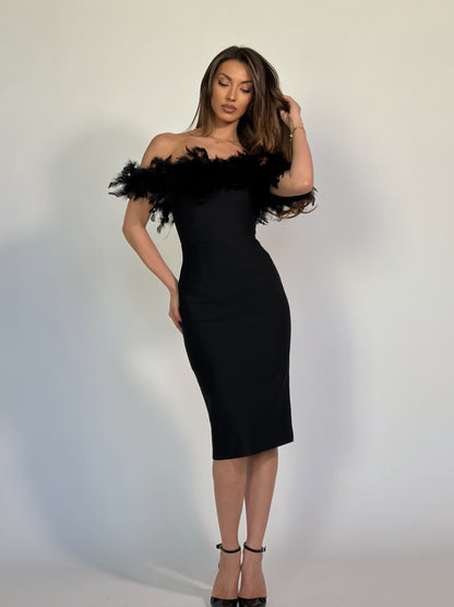 Бандажна рокля с пера Clara