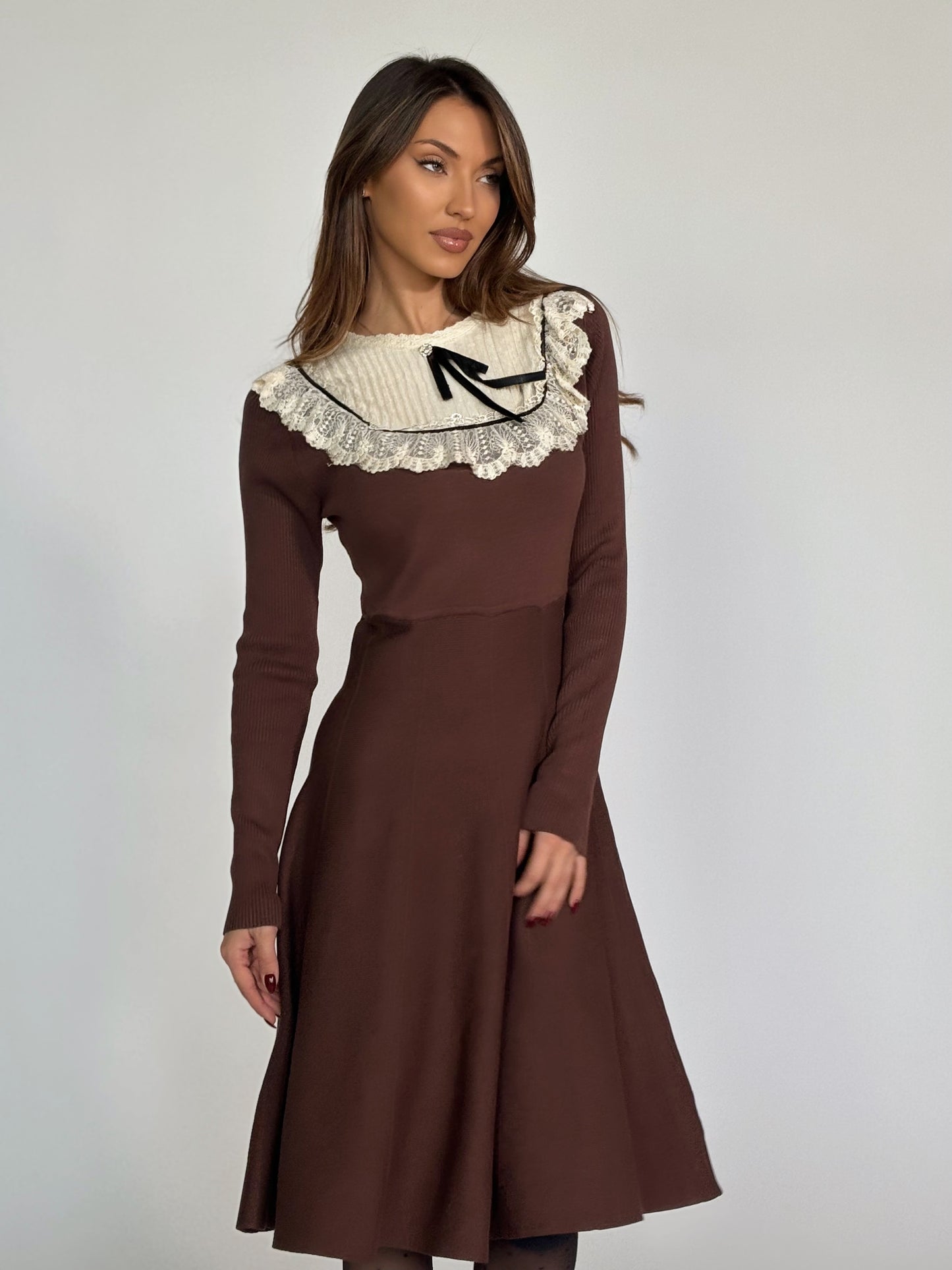 Рокля Hensel с дантела и панделка