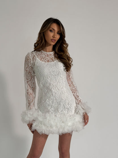 Къса дантелена рокля Miriam с харбали от тюл