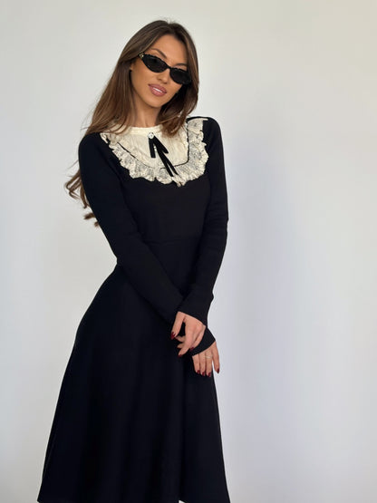 Рокля Hensel с дантела и панделка