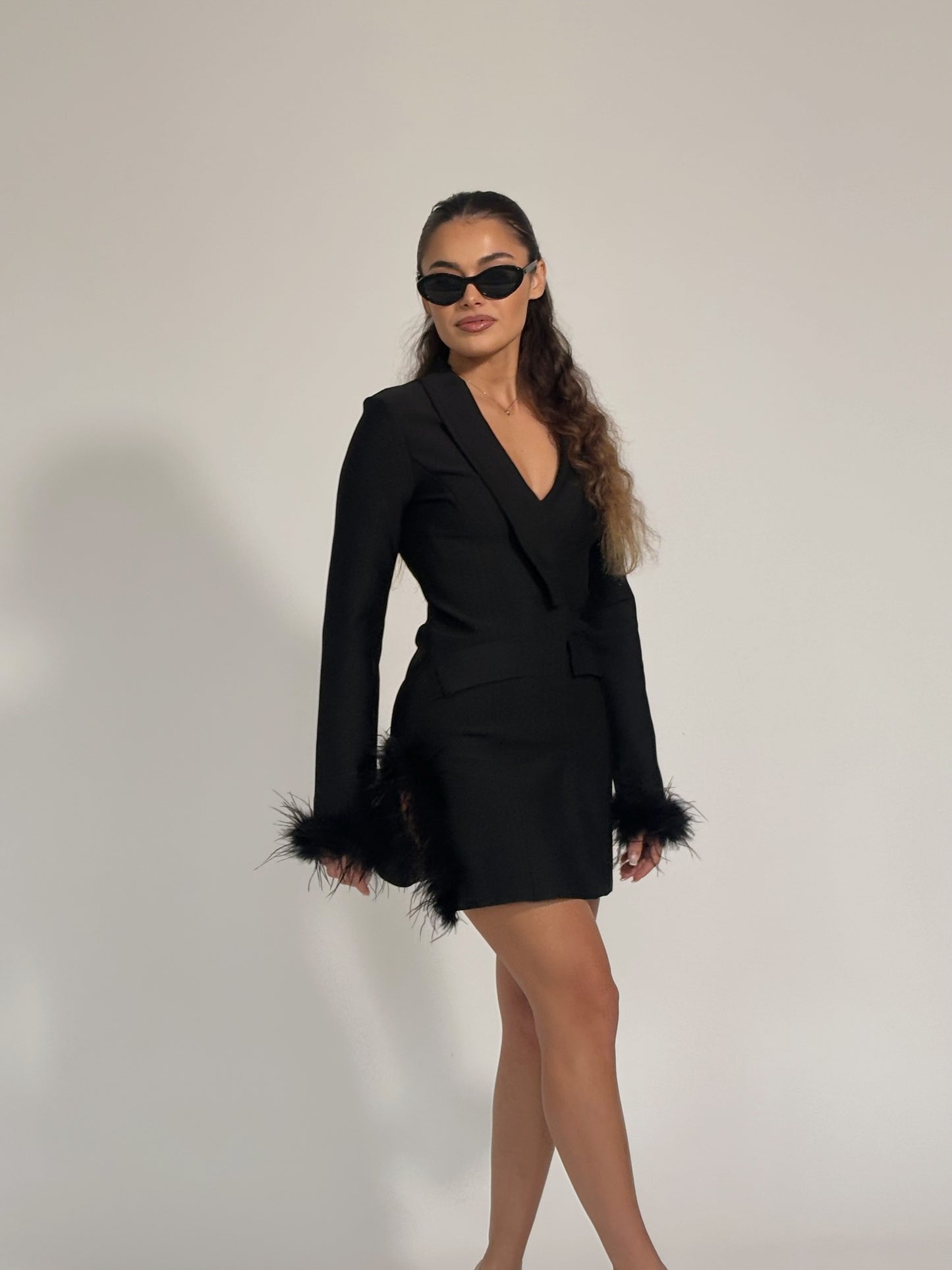 Бандажна рокля с естествени пера Scarlet