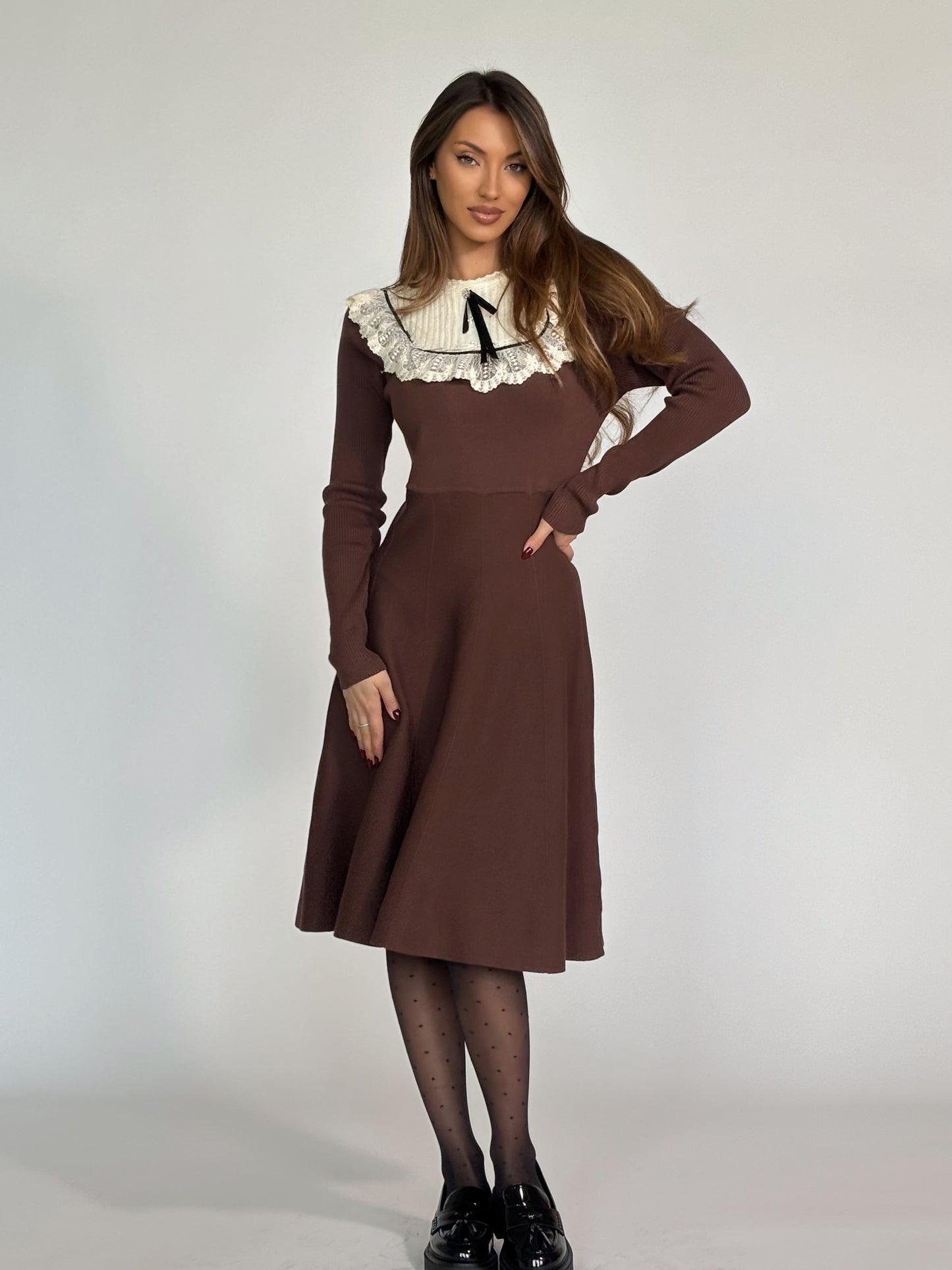 Рокля Hensel с дантела и панделка