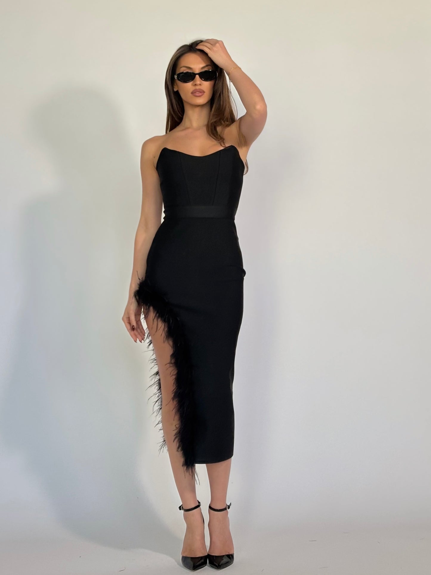 Бандажна рокля с пера и цепка  Viola