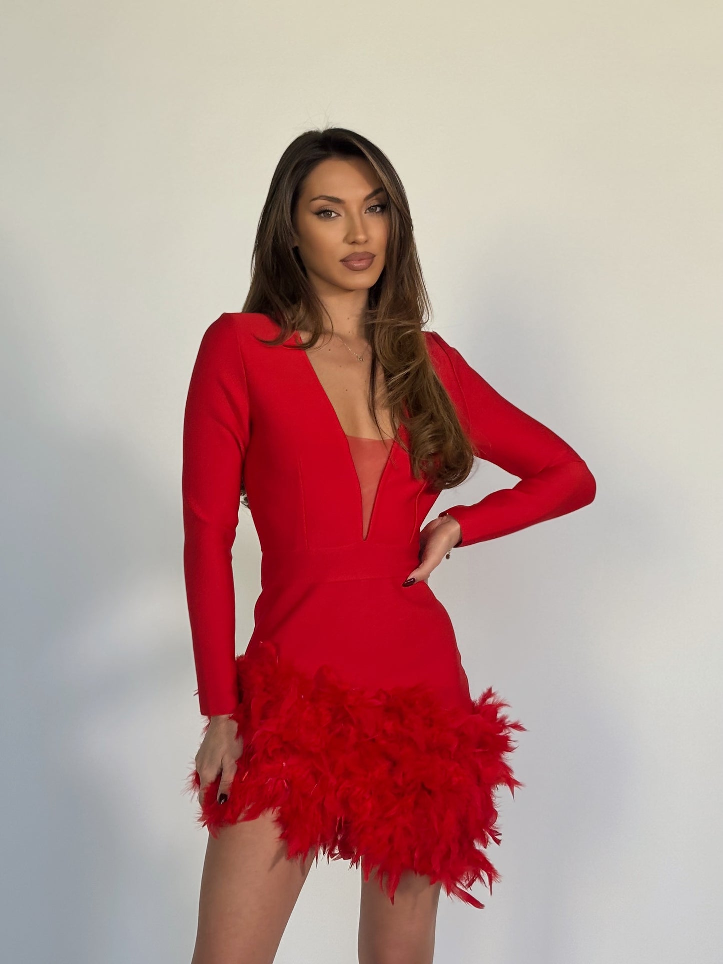 Бандажна рокля Lovita с пера