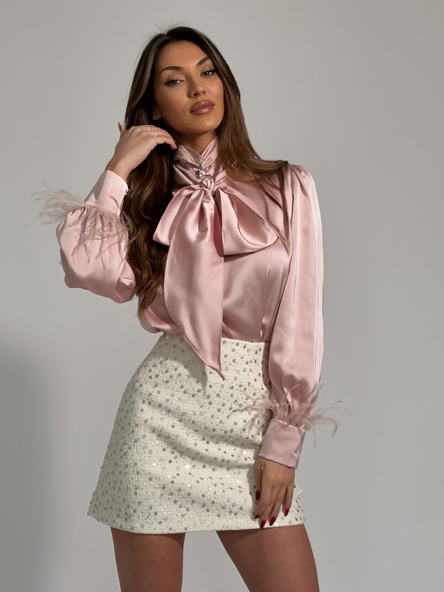 Сатенена блуза Megan с пера и шал