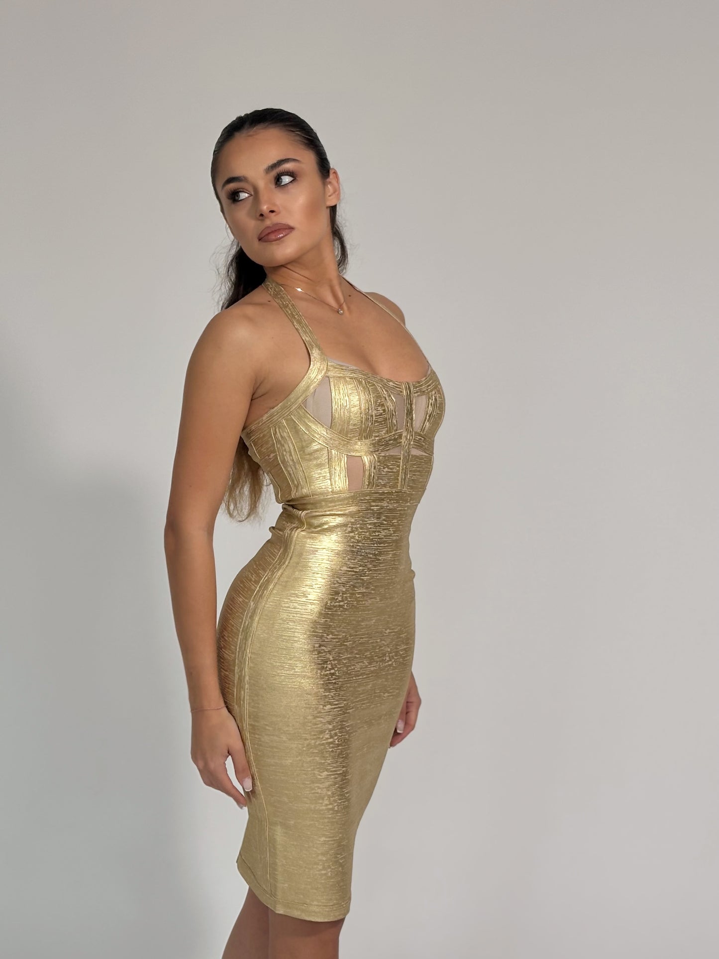 Бандажна рокля Carollina с лъскав ефект