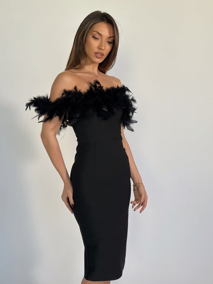 Бандажна рокля с пера Clara