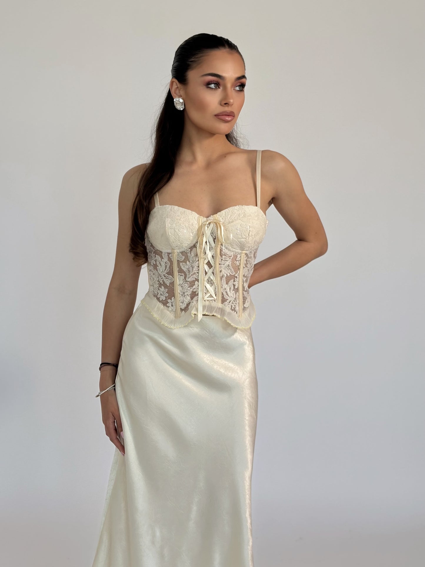 Корсет Mari с твърди чашки и дантела