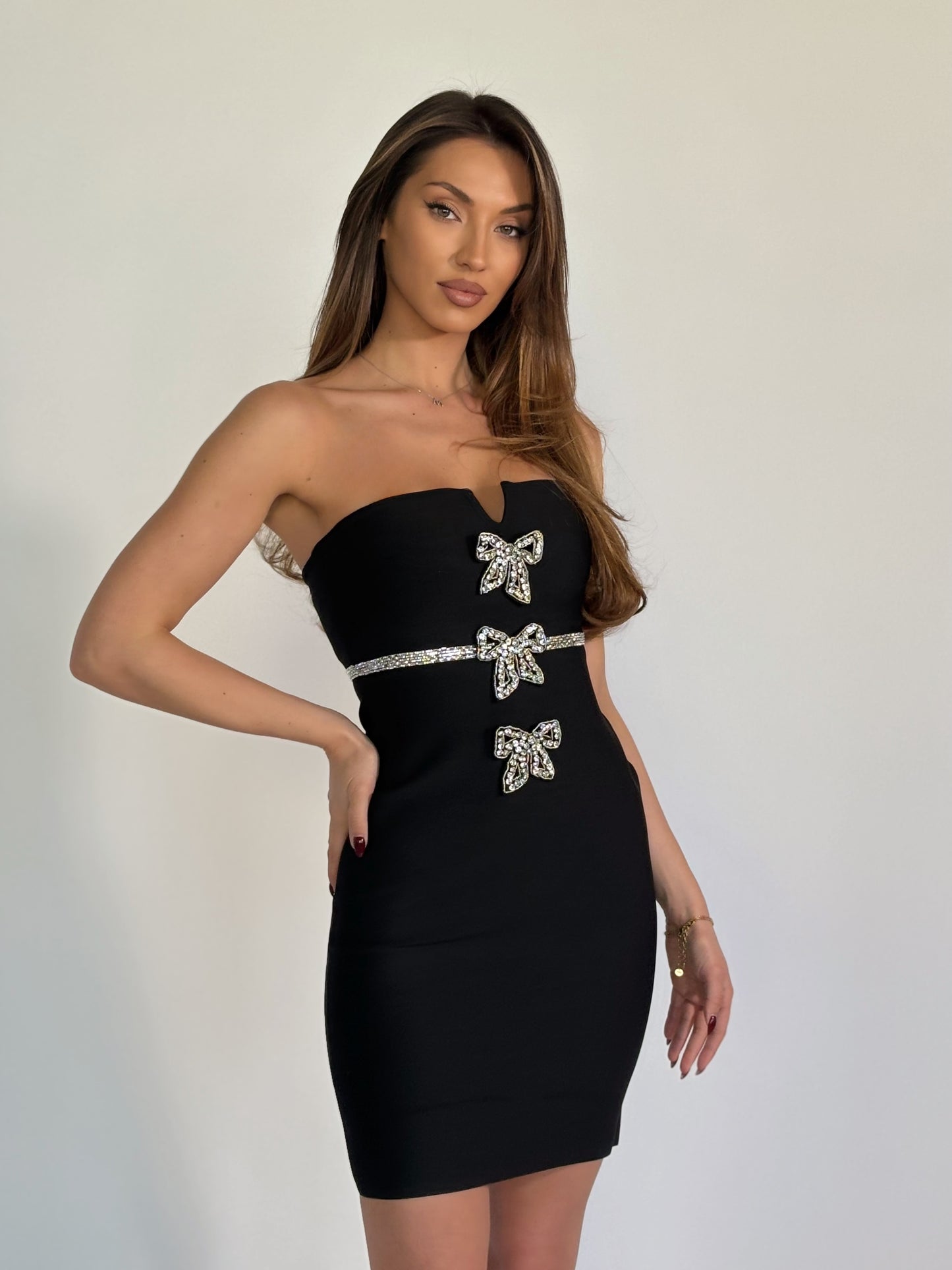 Бандажна рокля Tifany с подвижни брошки