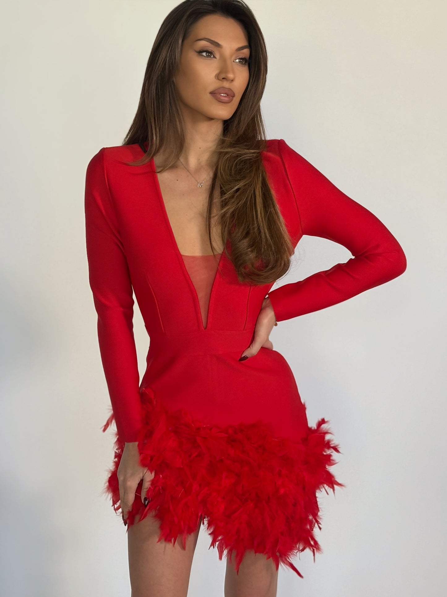 Бандажна рокля Lovita с пера