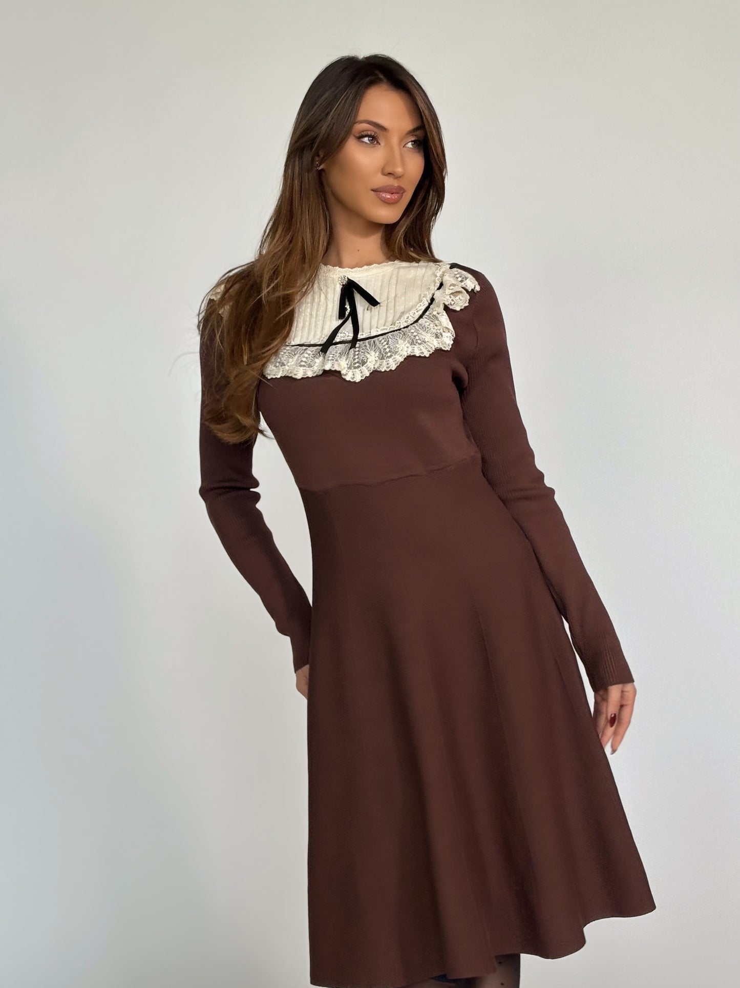 Рокля Hensel с дантела и панделка